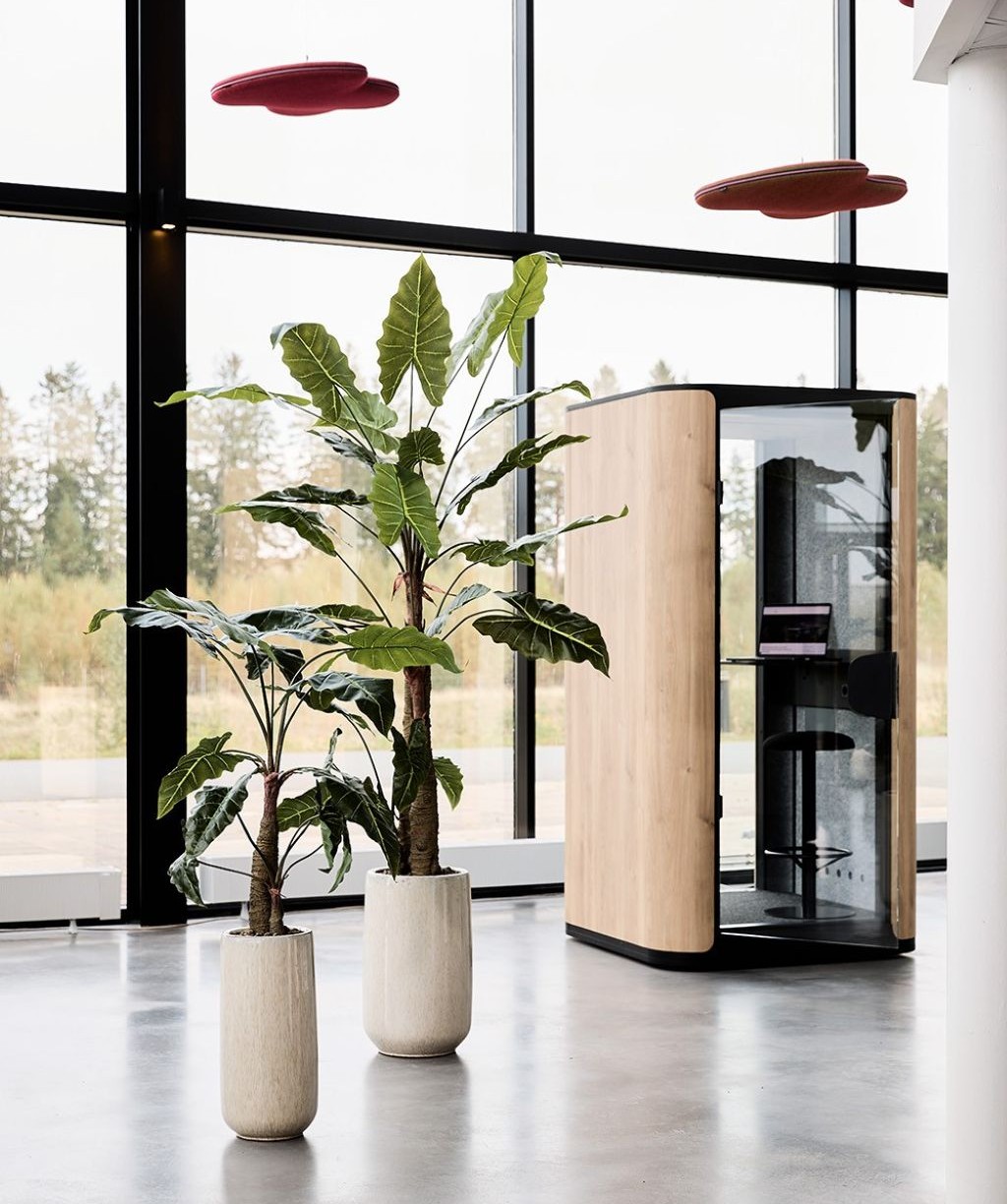 Dans un monde professionnel en constante évolution, l'aménagement des espaces de travail est devenu un enjeu majeur. L'essor des open spaces et des modes de travail hybrides a mis en lumière un problème persistant : le bruit. Manque de concentration, stress, difficultés de communication... les nuisances sonores nuisent à la productivité et au bien-être des collaborateurs. Intégrer des cabines acoustiques dans vos bureaux peut être une solution efficace et esthétique. Découvrez pourquoi.